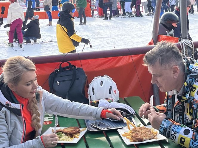 Na nartach podjadała mężowi frytki