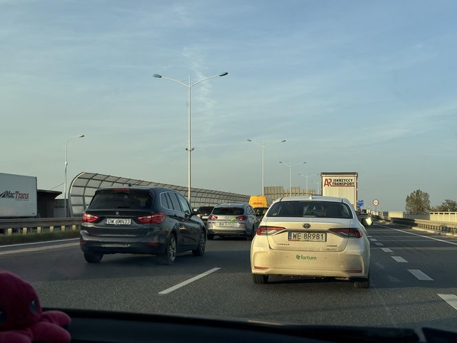 Karambol na Autostradowej Obwodnicy Wrocławia. Aż 3 wypadki, 15 uszkodzonych pojazdów oraz 3 osoby ranne