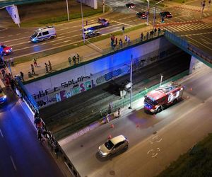 Auto spadło z kilku metrów na tory tramwajowe w Warszawie