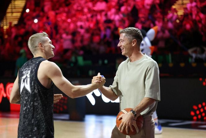 Robert Lewandowski rzucał do kosza podczas Polska - Francja