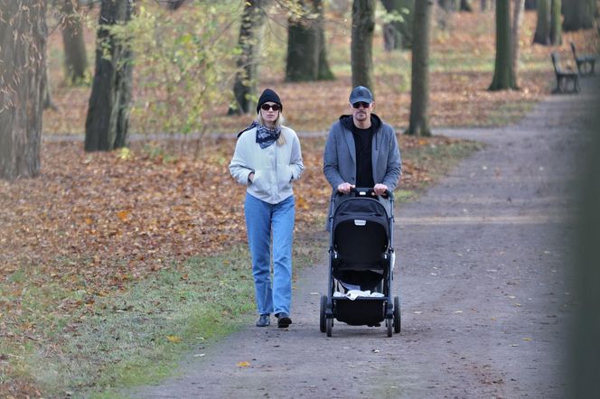 Krzysztof Ibisz z rodziną na spacerze