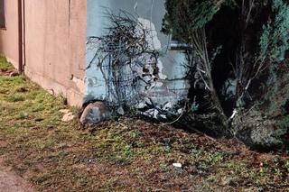 Samochód przebił ścianę domu, cegły pospały się na biurko