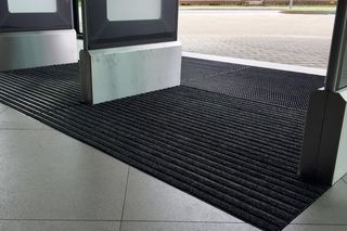Strefa wejściowa w obiekcie – jak zaprojektować skuteczny system czyszczący?