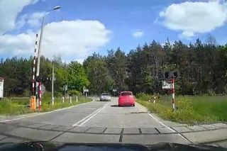 Policjanci ujawnili dramatyczne nagranie. Zderzenie trzech aut na przejeździe kolejowym