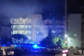 Kłęby dymu nad blokiem, który spłonął w Ząbkach. Co się stało?