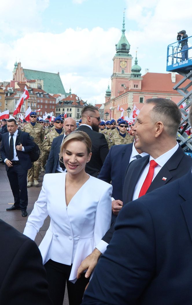 Przejście do Pałacu Prezydenckiego. Pierwsza dama się przebrała 