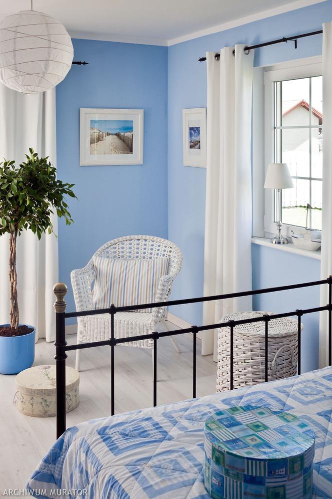 Błękitna sypialnia w domu nad morzem