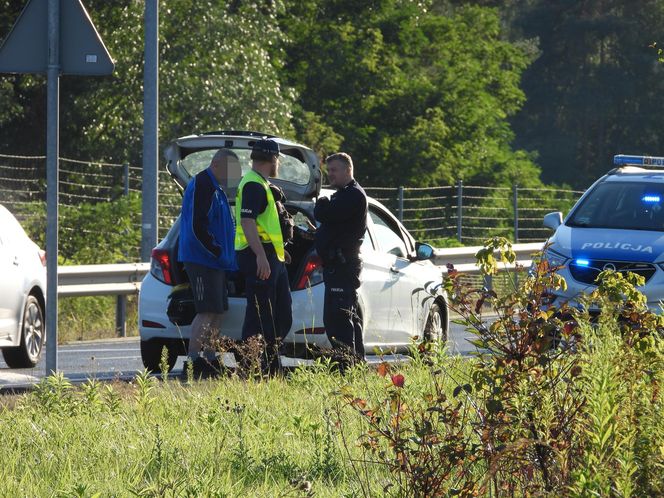 Chciał wjechać pod prąd na S8 pod Warszawą. Wyszedł z auta i prawie zasnął na drodze