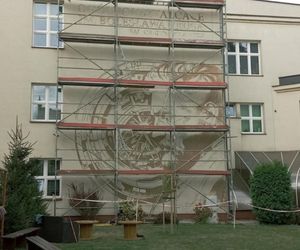 Mural można zobaczyć tylko od strony ulicy Sienkiewicza, na terenie zielonym I LO im. Bolesława Prusa w Siedlcach.