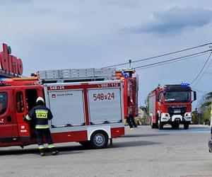 Pomylił gaz z hamulcem. Przebił ścianę Dino na wylot