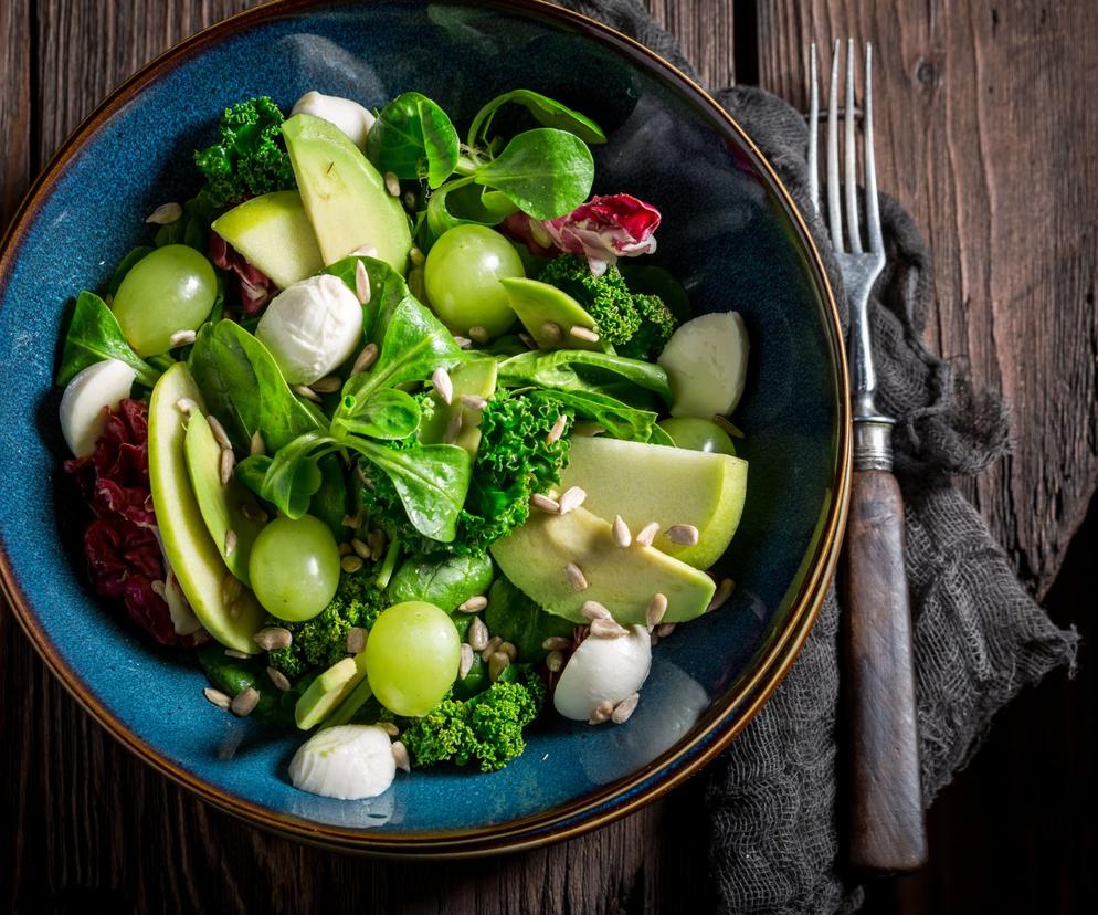 sałatka z winogronami i mozzarellą