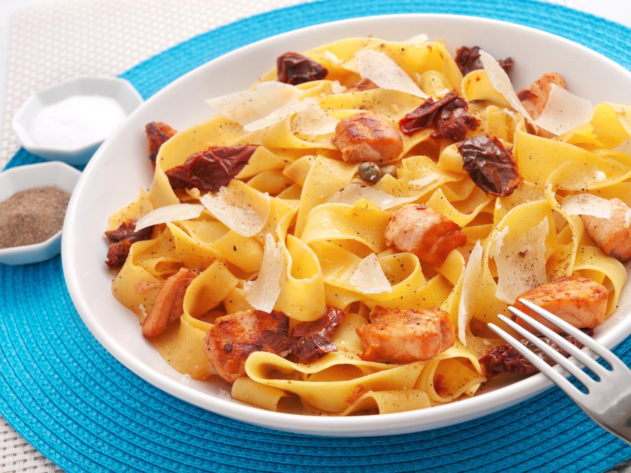 Fettuccine z suszonymi pomidorami [przepis]