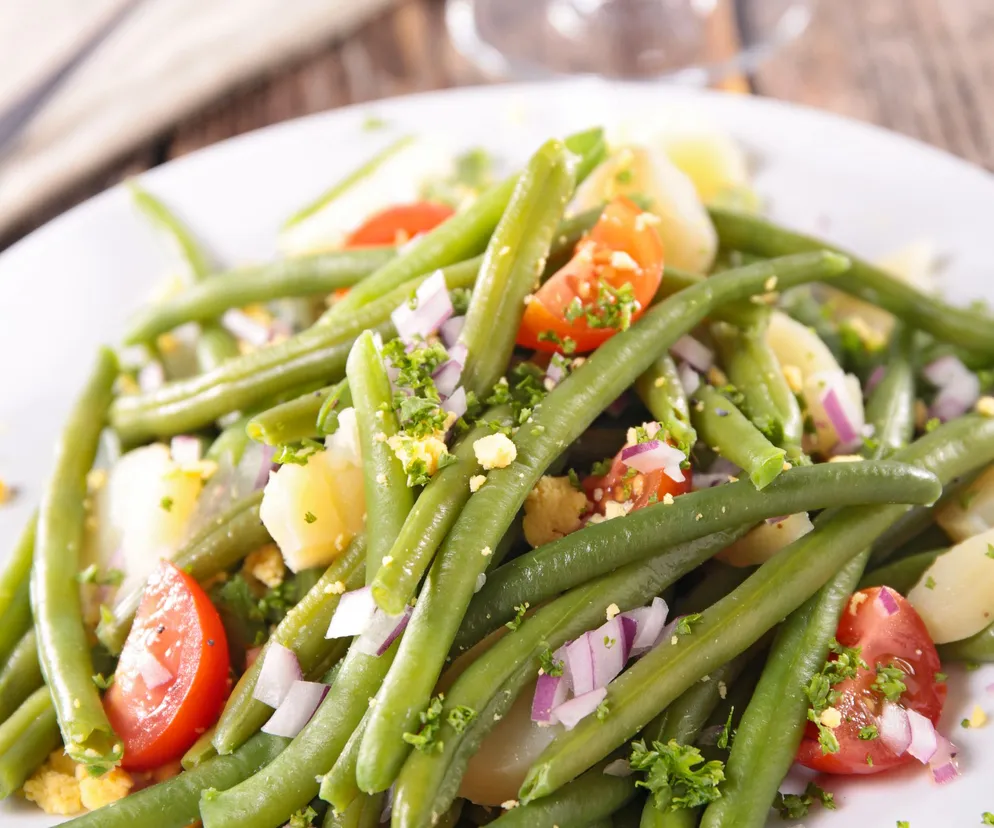 Niebanalny pomysł na zwykłą fasolkę szparagową. Ta sałatka zachwyca smakiem i wyglądem