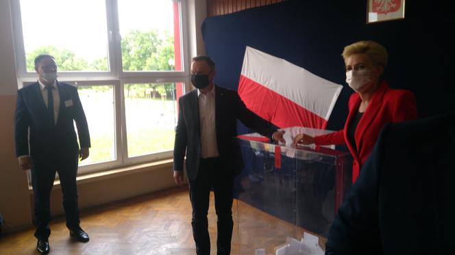 Andrzej Duda zagłosował w Krakowie wraz z Pierwszą Damą