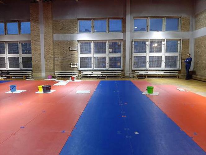 Dziurawy dach na sali gimnastycznej w Rudzie Śląskiej. Dzieci ćwiczą w deszczu? [ZDJĘCIA]