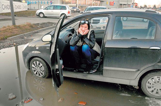 Dziewczyna całuje tak jak parkuje