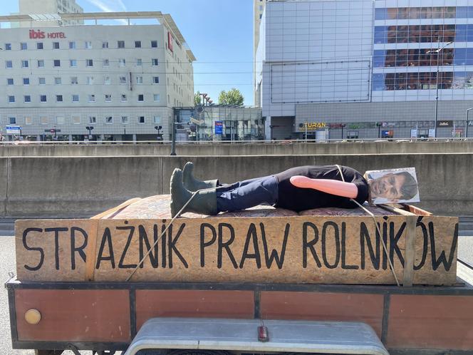 Rolnicy pod Urzędem Marszałkowskim w Łodzi. Zobacz, jak przebiega protest