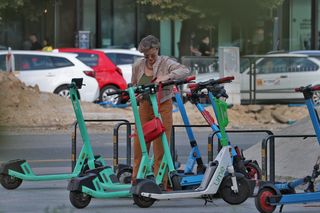 Monika Richardson pędzi na hulajnodze