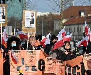 Protest kupców z Marywilskiej przed ratuszem