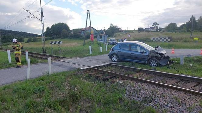 Groza na przejeździe kolejowym w Zborowicach! Auto uderzyło w nadjeżdżający pociąg