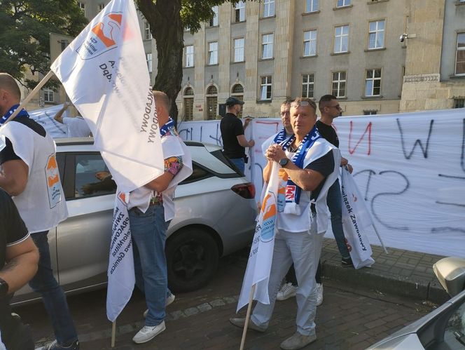 Paraliż w Katowicach. Rozpoczął się protest górników i hutników. "Stal się hartuje, a rząd ją rujnuje"
