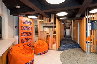 Lamele ścienne – hit nowoczesnych wnętrz! Czy tylko drewniane? Poznaj alternatywy!