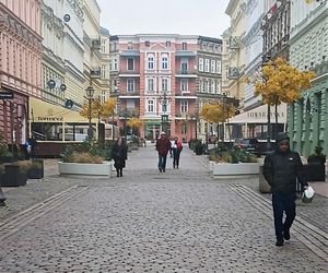 Deptak Bogusława i plac Zamenhofa udawały Paryż w musicalu Alicja