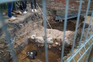 Giżycko. Niezwykłe odkrycie archeologiczne pod Placem Grunwaldzkim. Fragmenty budowli z XV wieku! [ZDJĘCIA]