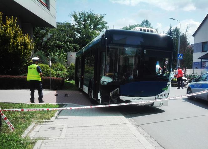 Zderzenie autobusu MPK z samochodem na Azorach