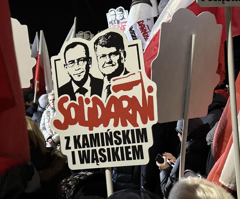 Manifestacja pod więzieniem, w którym przebywa Maciej Wąsik