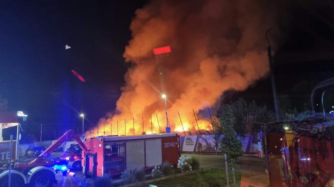 Pożar w zakładzie recyklingu w Rawiczu. Na miejscu ponad 130 strażaków [ZDJĘCIA]