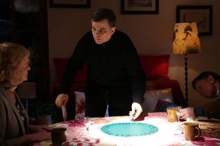 M jak miłość, odcinek 1508. Kisielowa (Małgorzata Różniatowska), Robert Żak (Krzysztof Tyniec), Leon (Dariusz Toczek)