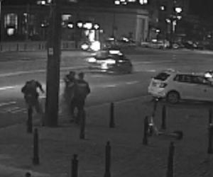 Brutalny atak nożownika w centrum Warszawy. Policja szuka sprawcy, udostępniła drastyczne nagranie