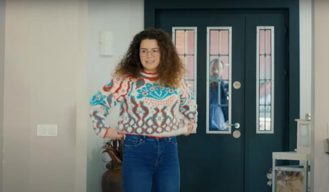 Porywacz Zeynep, Ragip, zjawi się w domu Bulenta i zagrozi, że wplącze Melis w przestępstwo.