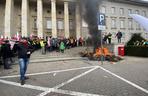 Protest rolników we Wrocławiu. Strajk wymyka się spod kontroli. Urząd Wojewódzki obrzucany jajkami