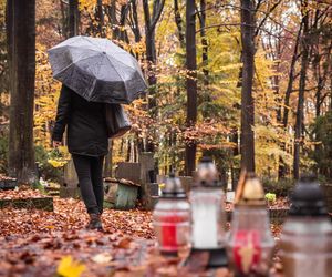 Taka będzie pogoda we Wszystkich Świętych. Tu 1 listopada zmień ciepły płaszcz na kurtkę przeciwdeszczową