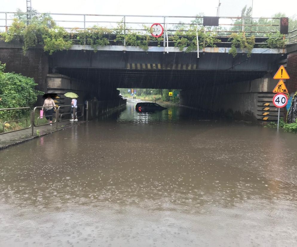 Zalana droga pod wiaduktem w Rudzie Śląskiej