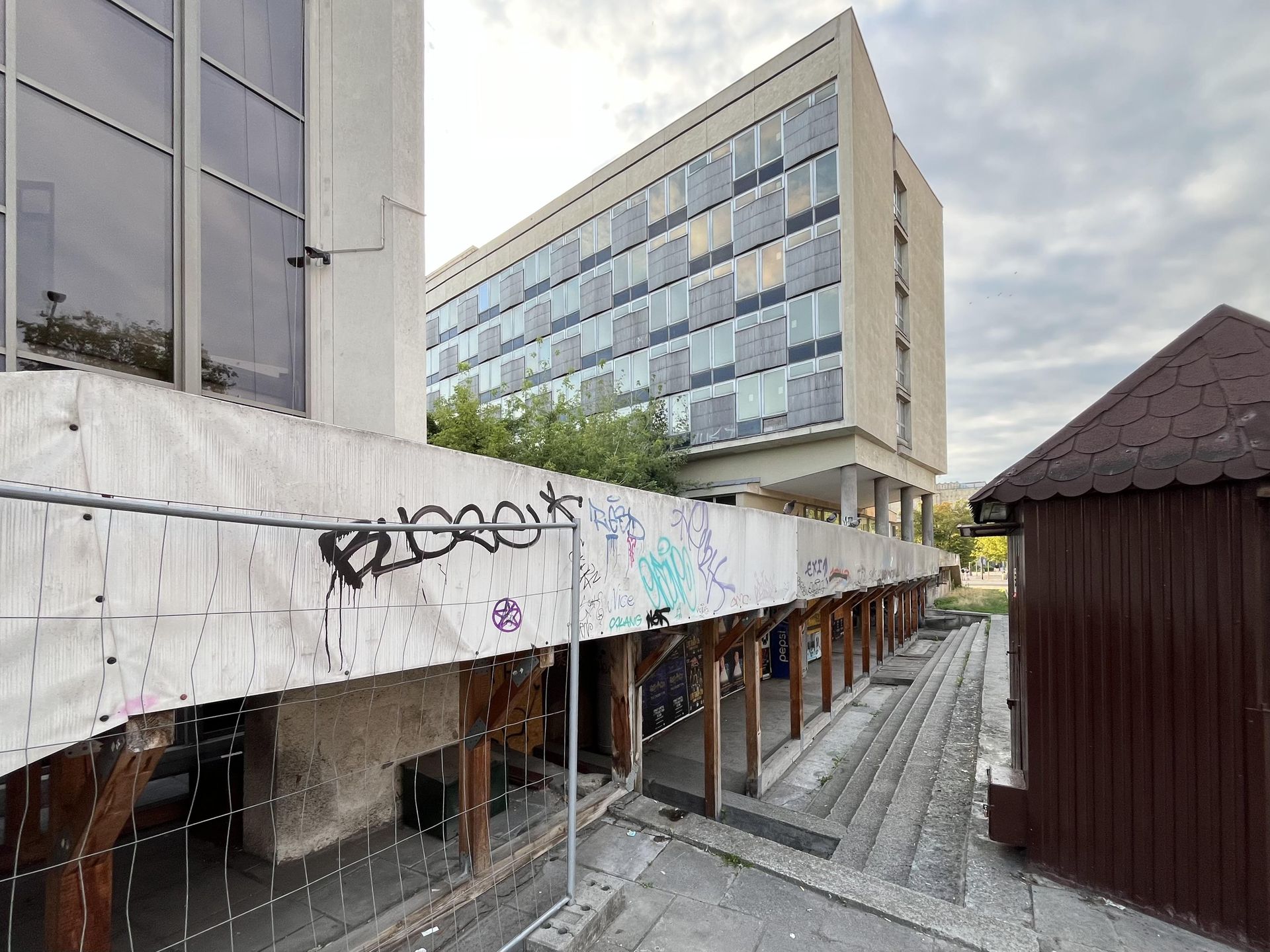 Taras między Hotelem Cracovia i Kinem Kijów. Czy nadaje się jeszcze do remontu?