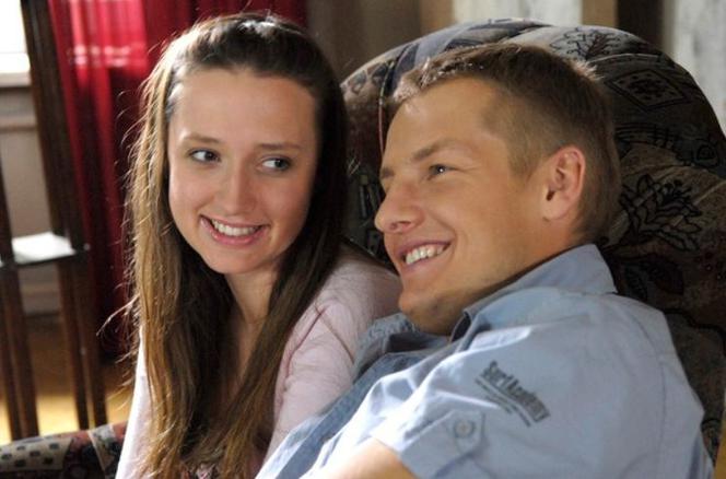 M jak miłość. Paweł (Rafał Mroczek), Sylwia (Anna Gzyra)