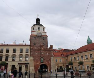 Brama Krakowska bez zegarów. Trafiły do naprawy