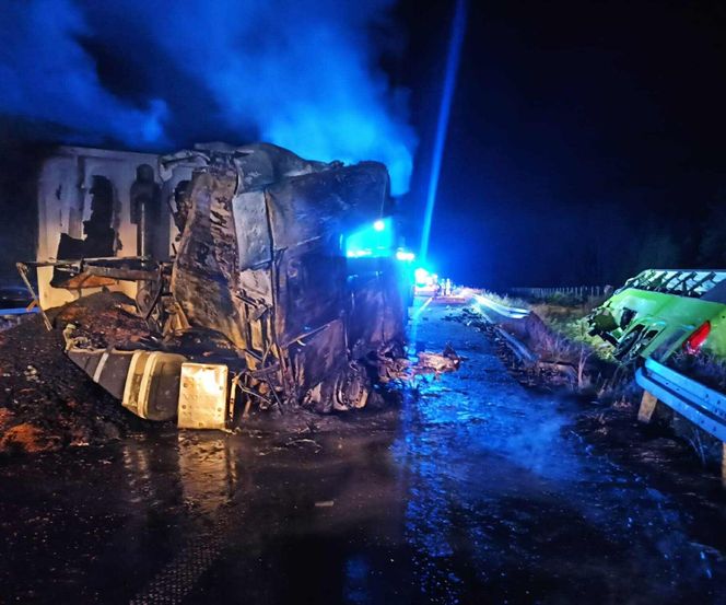 Poważny wypadek na S7. Ciężarówka zderzyła się z autobusem. Są poszkodowani