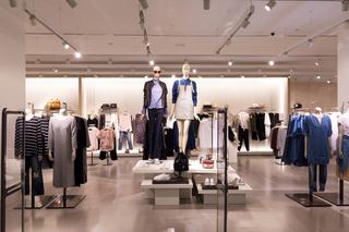 H&M zamyka kolejne sklepy w galeriach handlowych i rezygnuje z popularnej usługi. Teraz trzeba będzie płacić więcej. Koniec z zakupami online w H&M? 