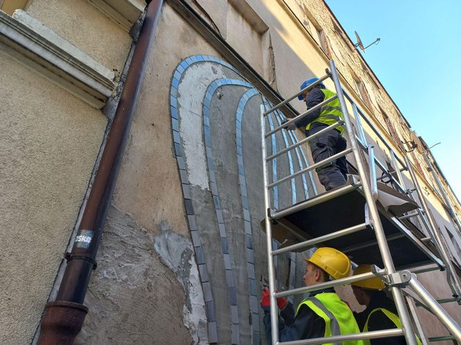 Uczniowie Zespołu Szkół Rolniczo-Budowlanych w Lesznie wyklejają balon z płytek na kamienicy przy ul. Wolności