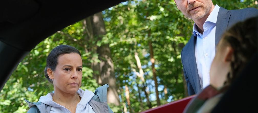 M jak miłość odc. 1701. Andrzej Budzyński (Krystian Wieczorek), Magda (Anna Mucha), dziewczynka z Ukrainy - Nadia (Mira Fareniuk) 