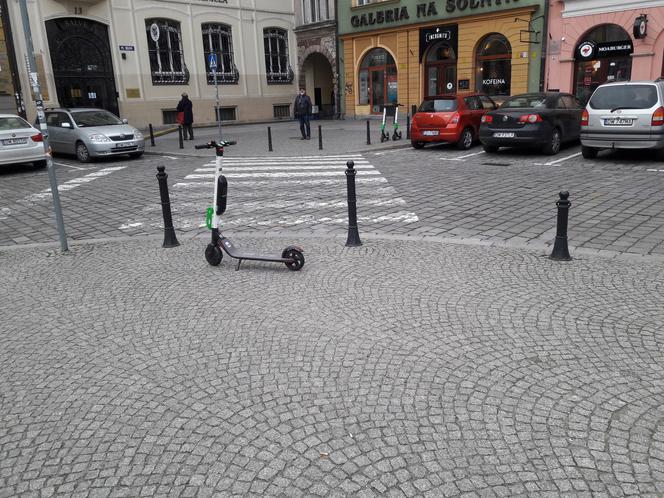 Zdjęcie źle zaparkowanej hulajnogi