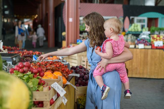 kobieta z dzieckiem kupująca warzywa