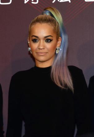 Rita Ora w kolorowych włosach