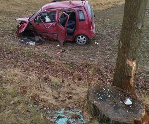 Stracił panowanie nad autem i dachował! Pijany kierowca naraził dzieci na śmiertelne niebezpieczeństwo [ZDJĘCIA]