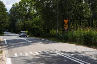 Próg sinusoidalny zamontowany na Bielanach w ramach testu 