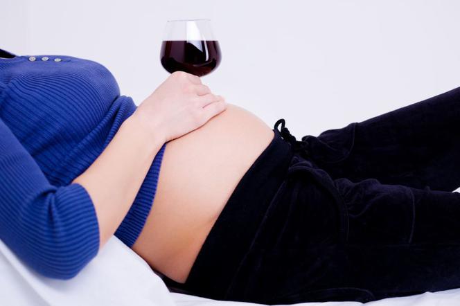 Alkohol w ciąży - 10 pytań o picie alkoholu w czasie ciąży i karmienia piersią